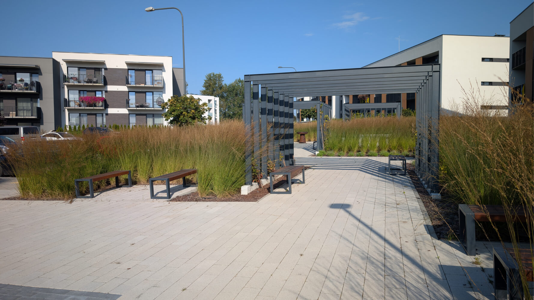 Metalinė pergola ir poilsio zona daugiabučių kvartale prie Gilužio ežero