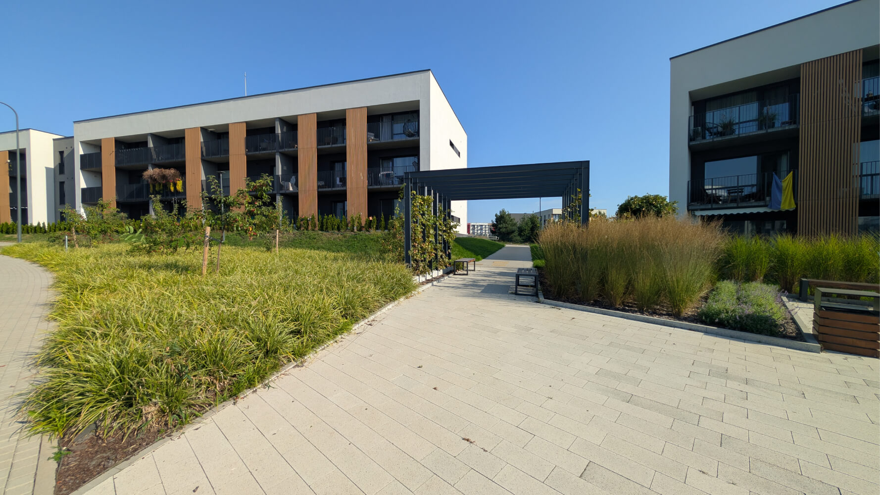 Metalinė pergola ir pėsčiųjų takas daugiabučių kvartale prie Gilužio ežero