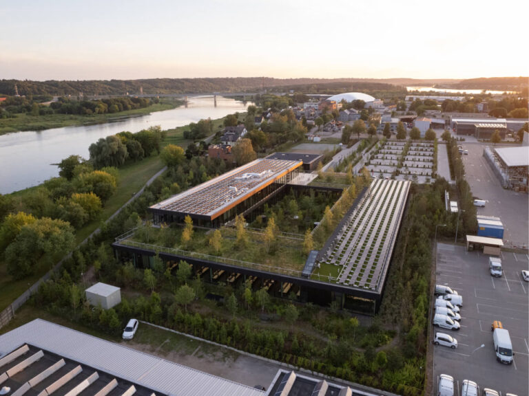 Aeropanoraminis vaizdas – Sanitex pastato žaliasis stogas šalia Nemuno, Kaunas