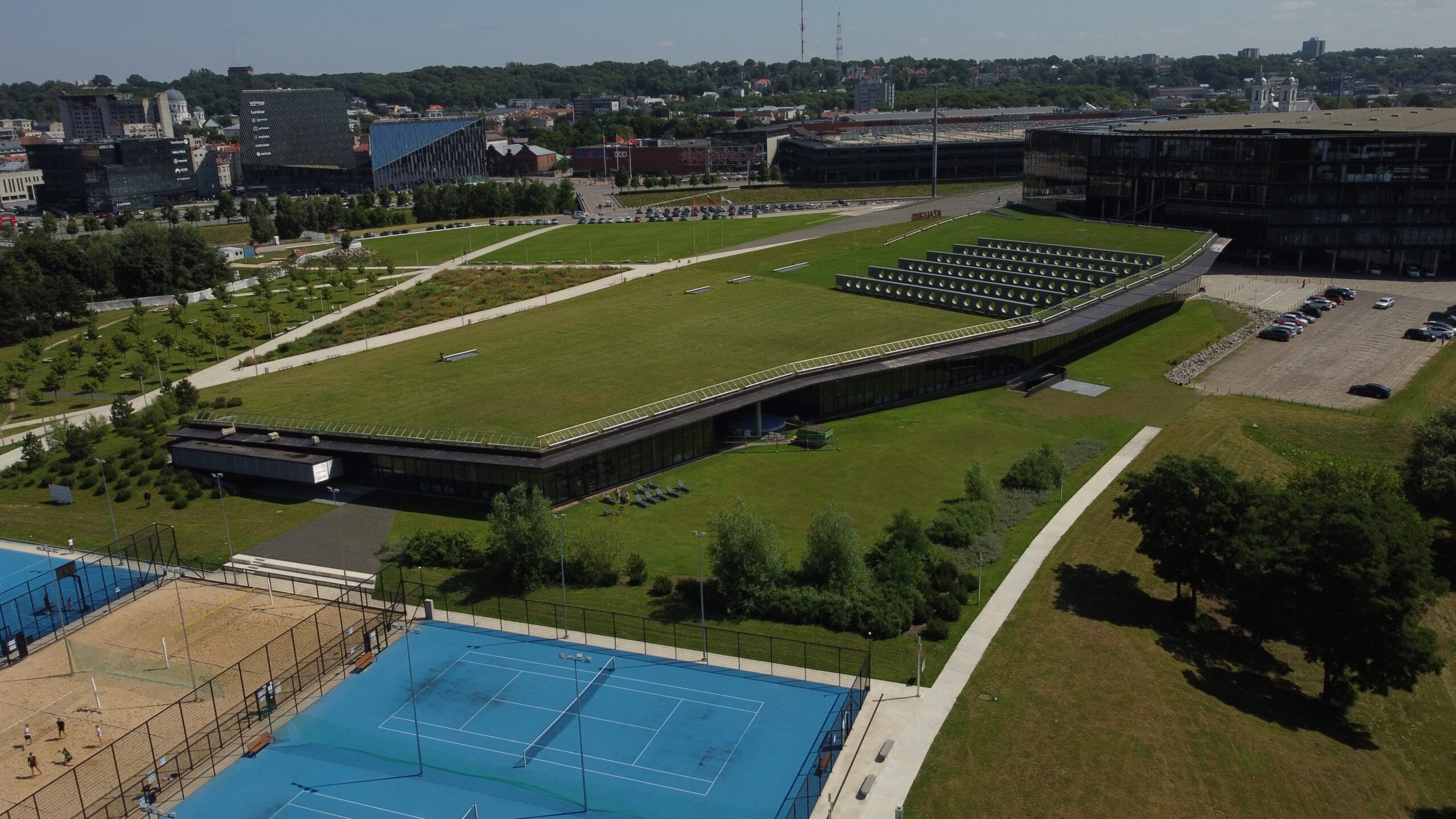 Kauno Žalgirio arenos-baseino žaliasis stogas su matomu lauko baseinu, Nemuno sala